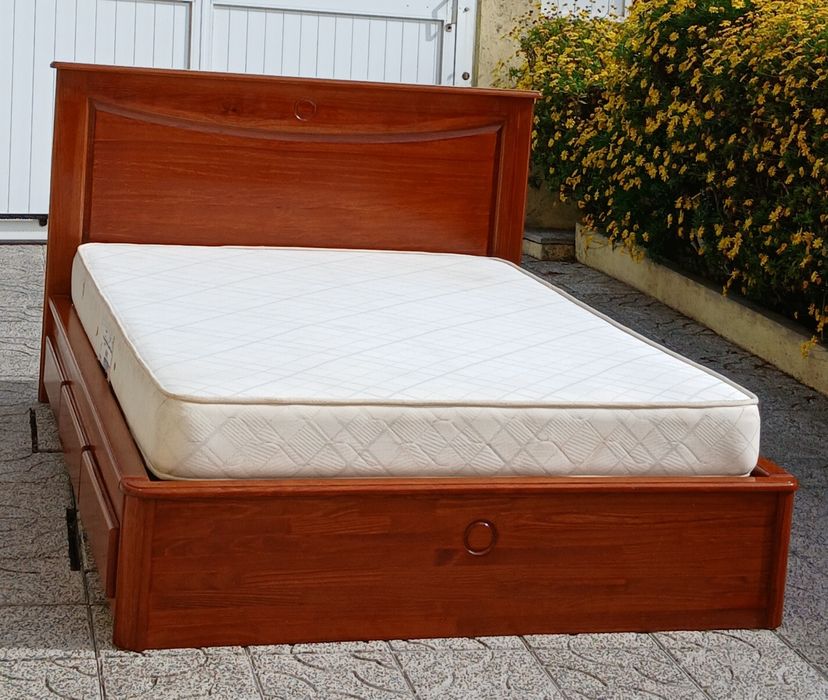 Vendo CAMA de CASAL GRANDE com 4 gavetas, estrado e COLCHÃO em madeira