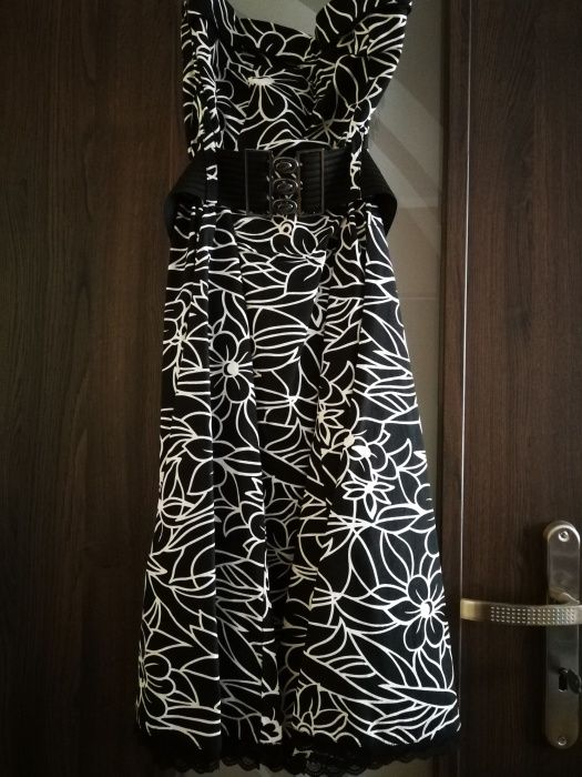 Sukienka z paskiem Amisu, New Yorker