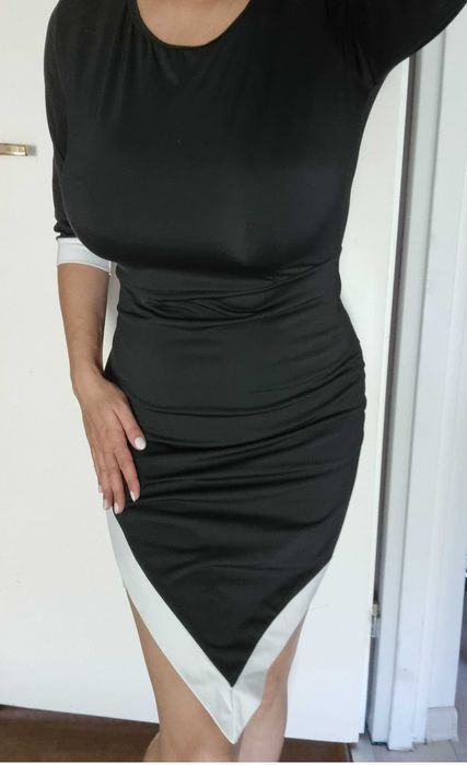 Sukienka czarna z białym zdobieniem, dopasowana - M