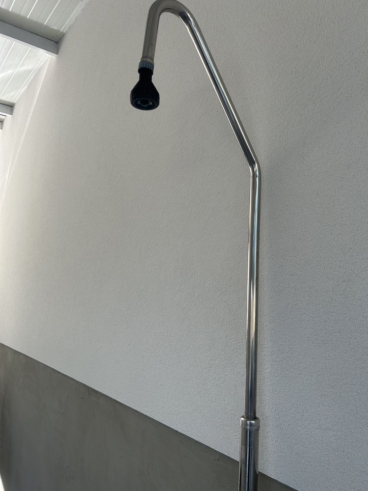 Chuveiro exterior usado mas bem conservado