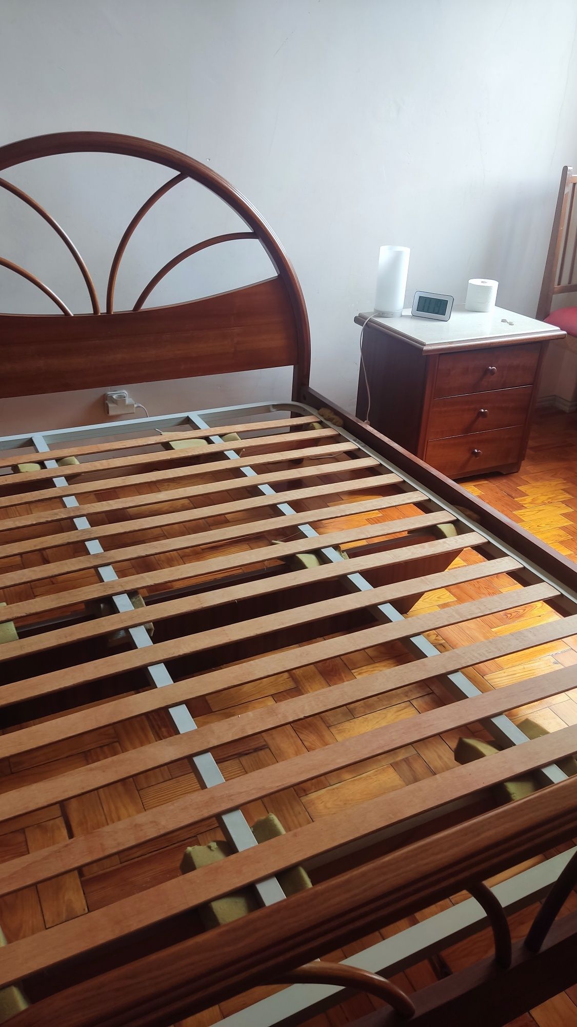 Cama, mesas de cabeceira e roupeiro