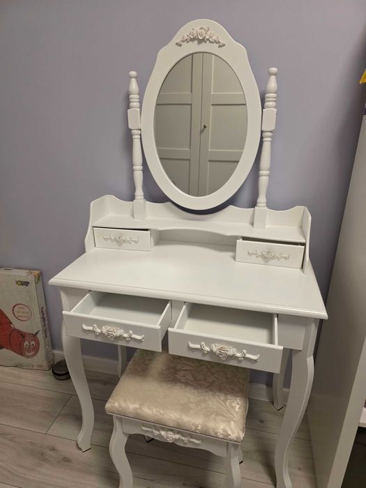 Toaletka z siedziskiem