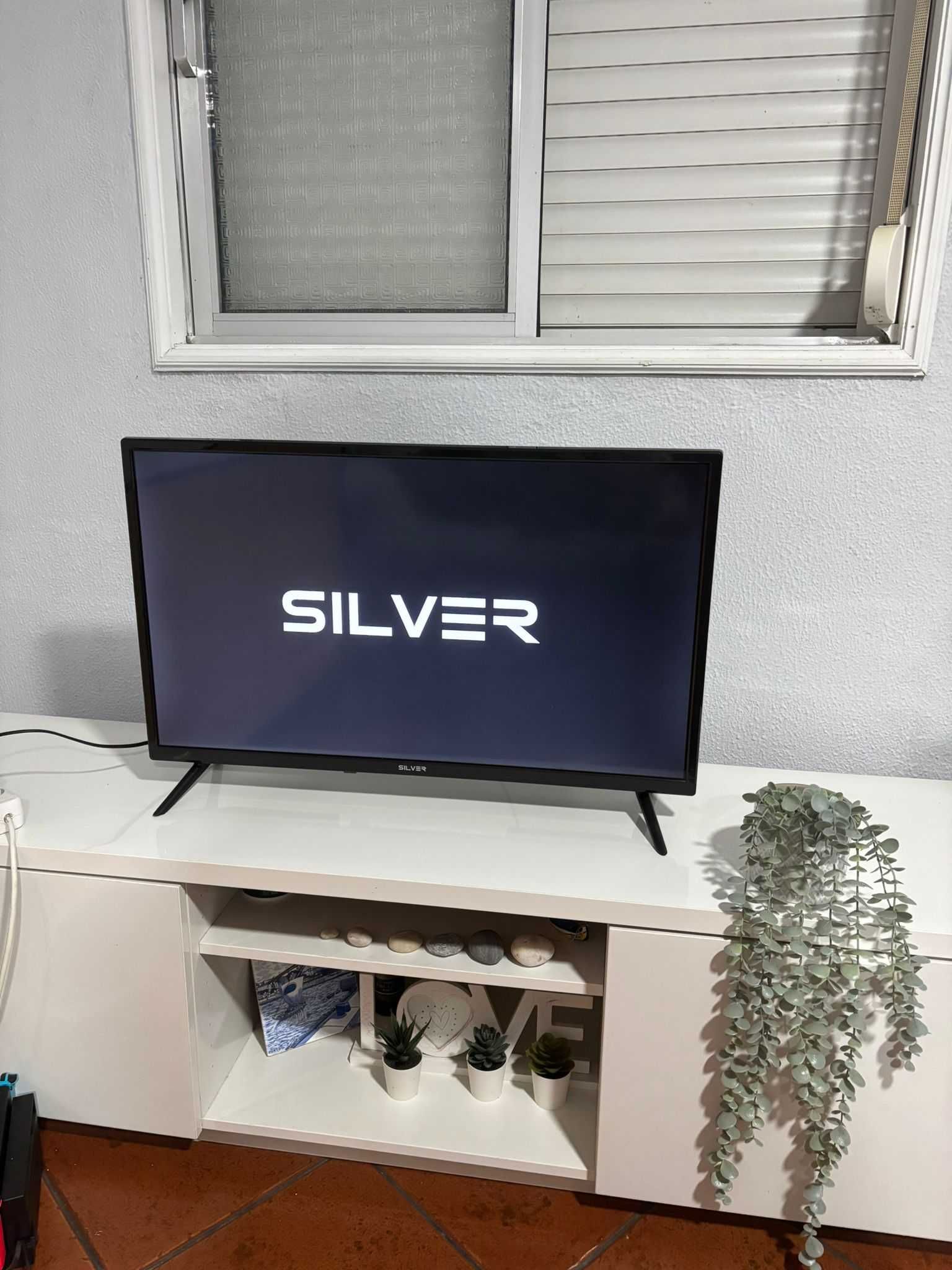 TV 32" Silver Como nova