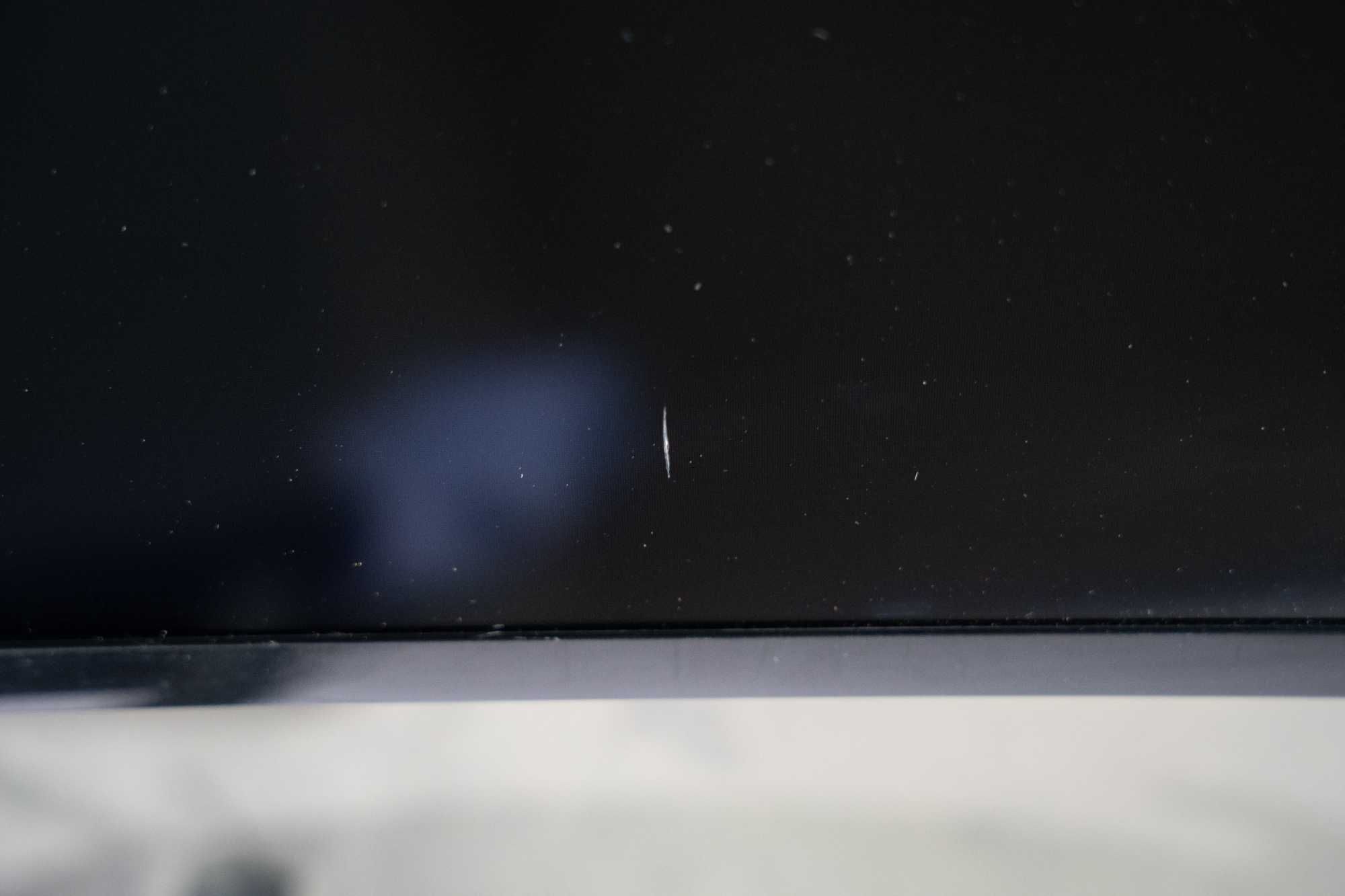 Samsung LH32DMEPLC 32” – sprawny, rysa widoczna na czarnym