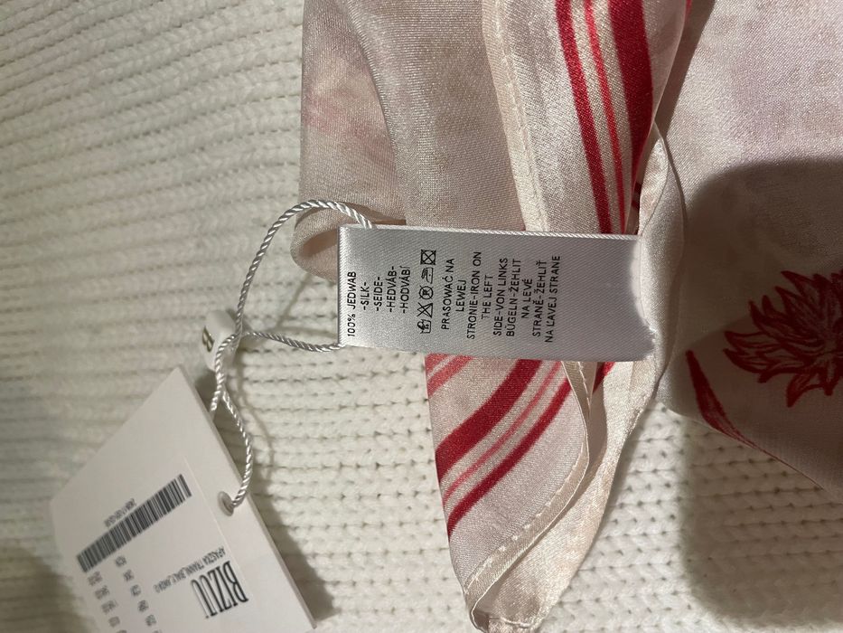 Jedwabna apaszka damska w kwiatowy print TRANNI biała bizuu biała red