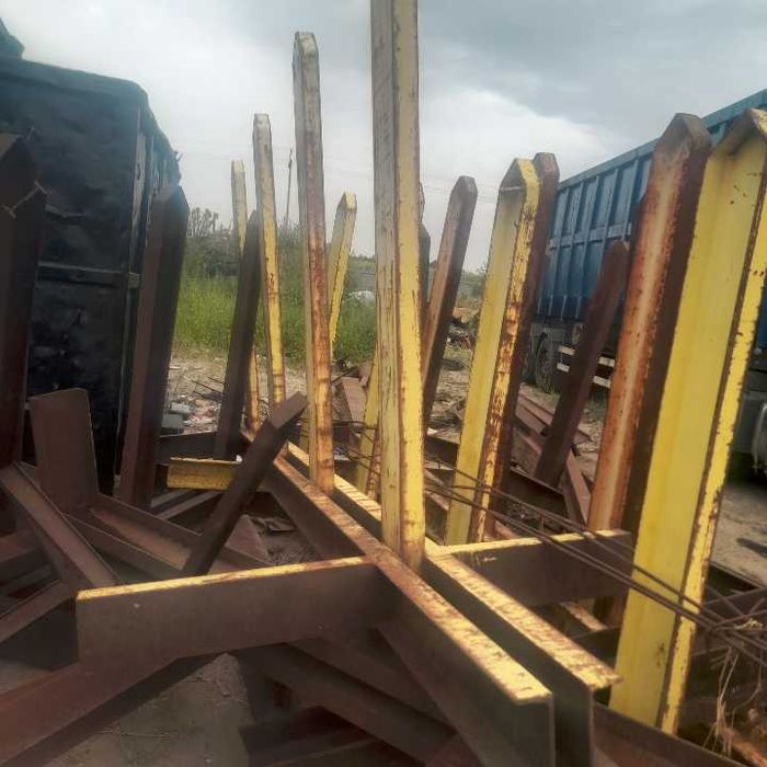 solidne , regały , stojaki np. na stal