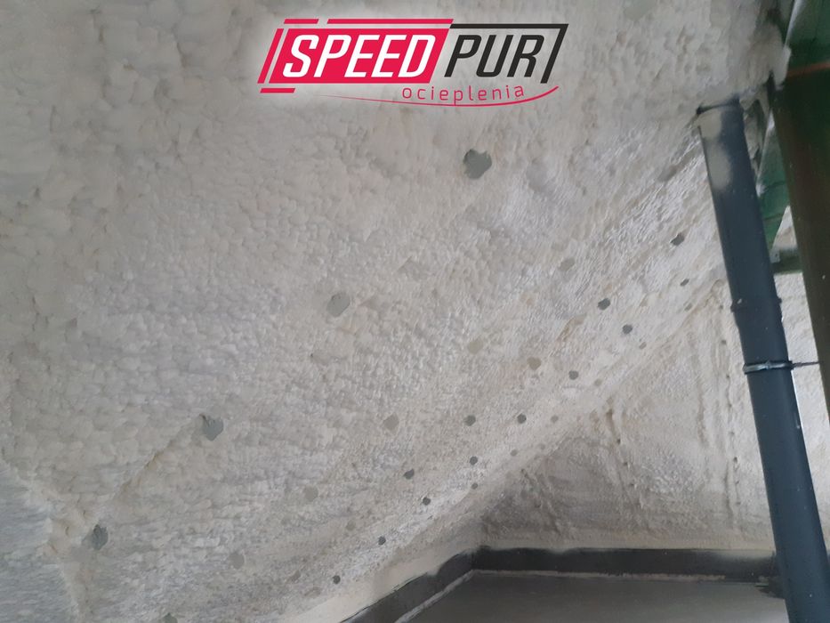 Ocieplanie pianką poddaszy izolacje pianką natryskowe Wiązar Strop,