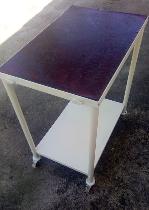 Mesa de apoio metálica com rodas