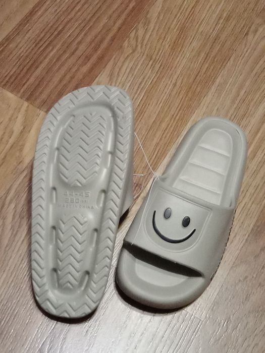 Шлёпанцы.  Шлёпки. Тапочки.