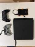 PS4 Slim + 2 pady + dysk zewnętrzny z grami – gotowe do grania!