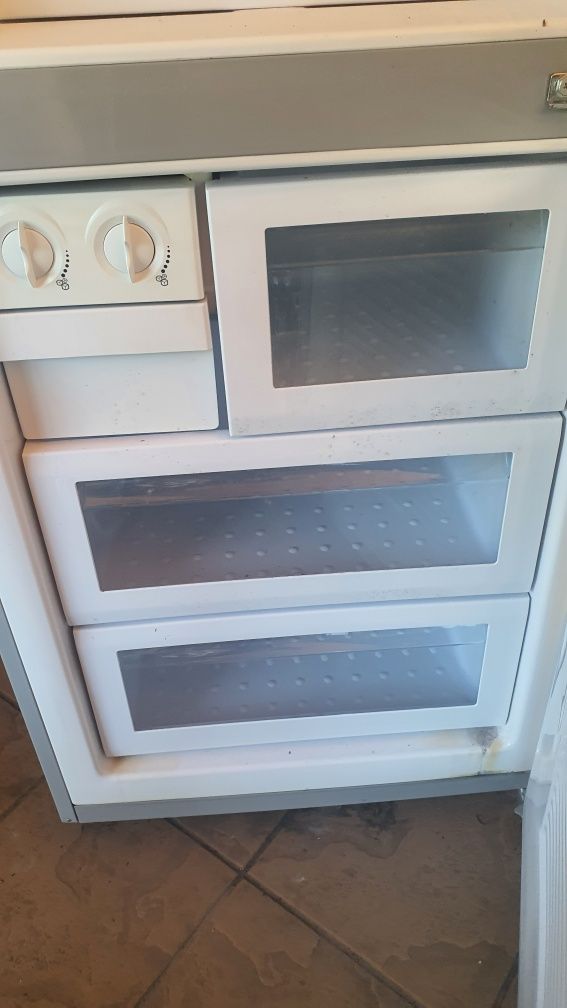 Lodówka samsung rl33eams półka