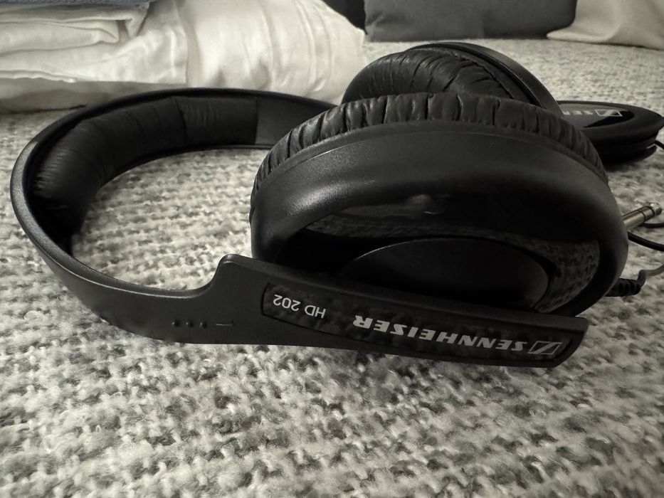 Headphones Sennheiser HD 202 + hanger + bag