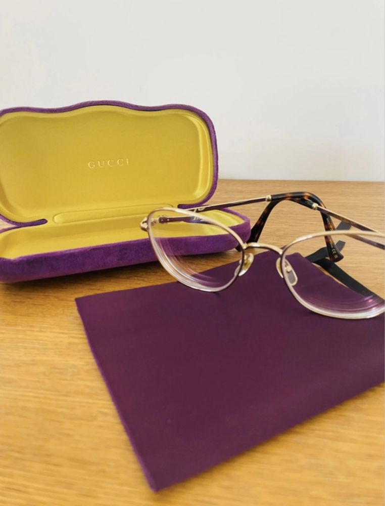 Armações metálicas douradas gucci