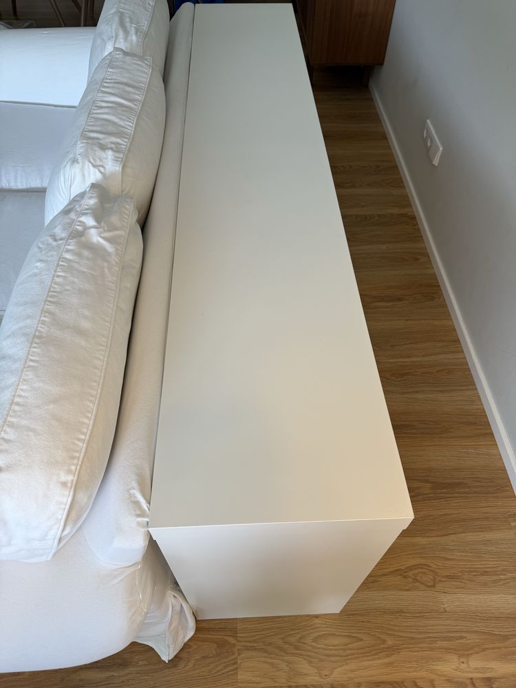 2 Sofás e repousa pés Ektorp, e mesa IKEA