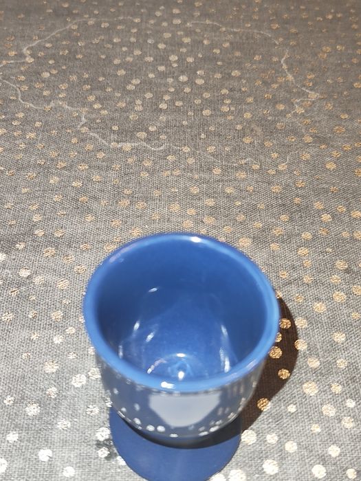 Uroczy Kieliszek na Jajko - Wesoła Buźka i Intensywny Błękit