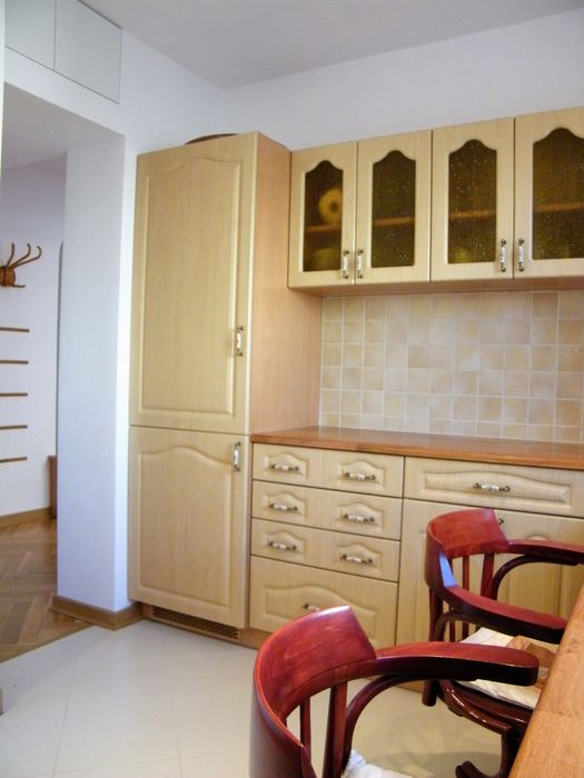 Kuchnia na wymiar z drewnianym blatem i okapem