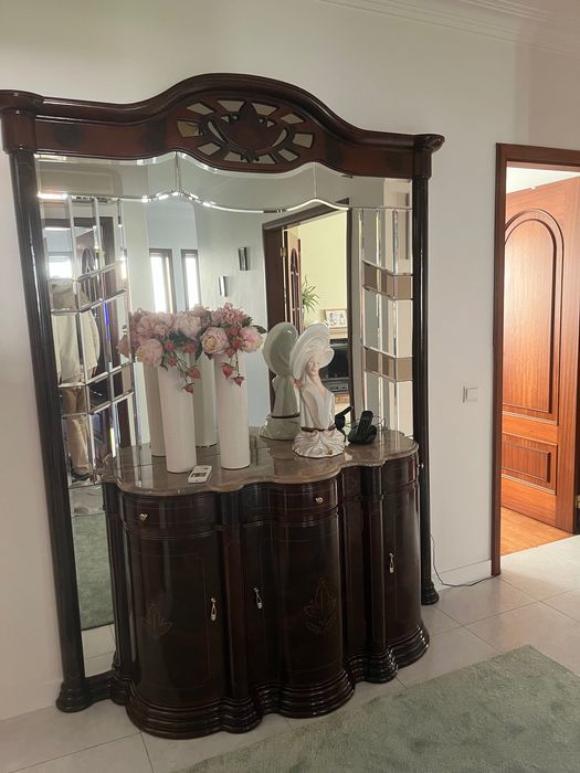 Móvel de entrada em madeira, tampo de mármore e com espelho