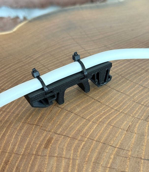 Uchwyt, prowadnica kabla na szynę DIN 35 mm – grubość 12 mm