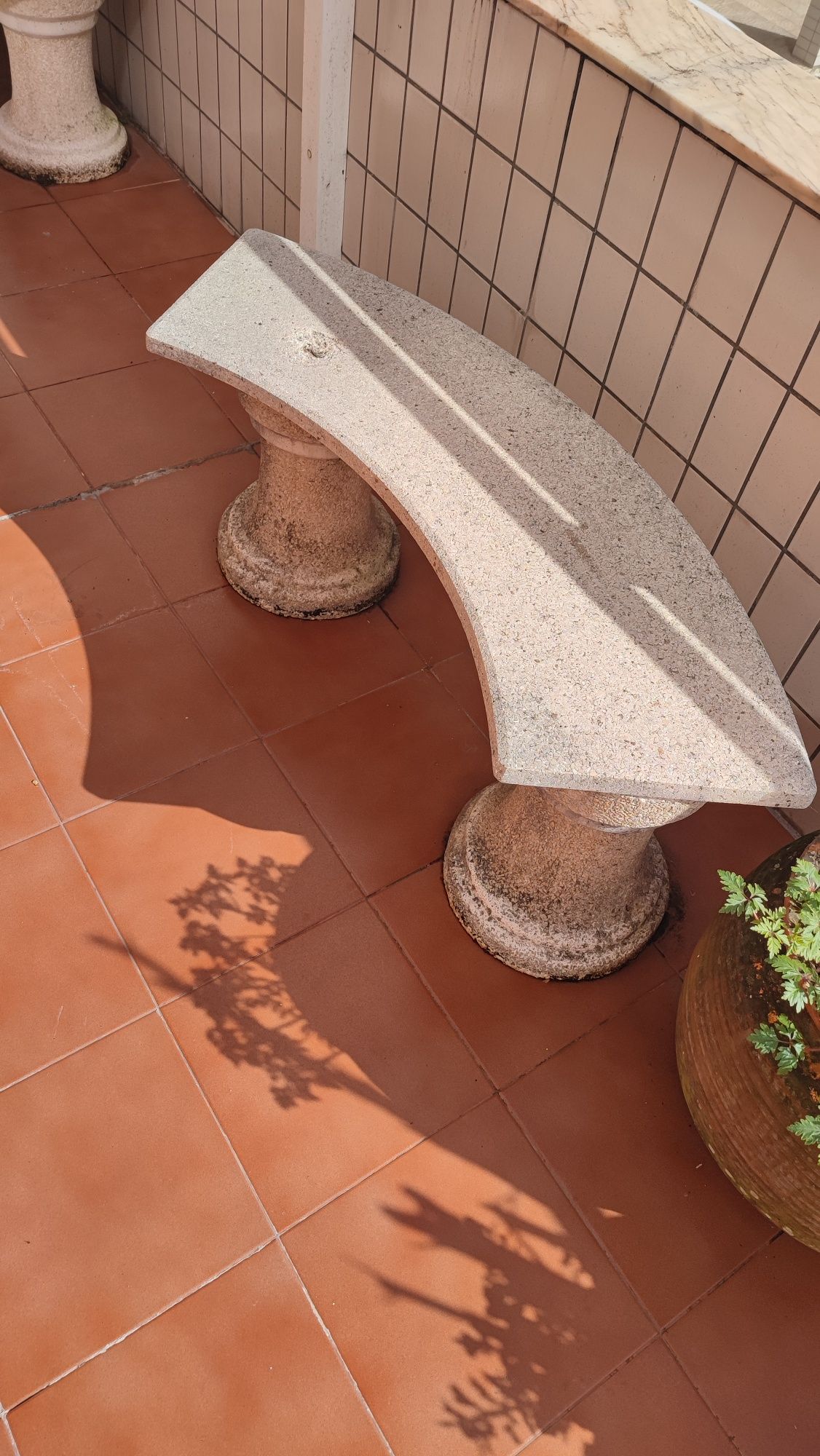 Mesa de pedra + 4 bancos