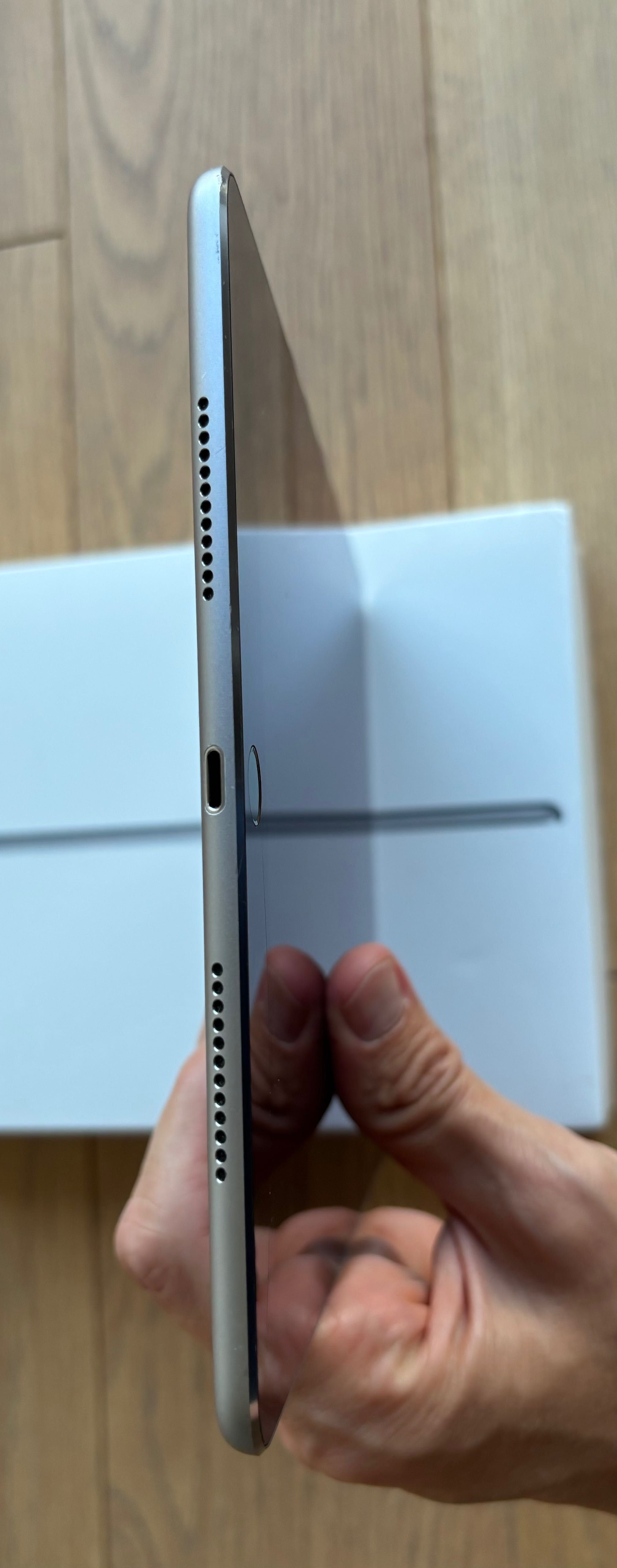 iPad Pro 9.7” (A1674) 128GB Wi-Fi + Cellular + Smart Keyboard + etui