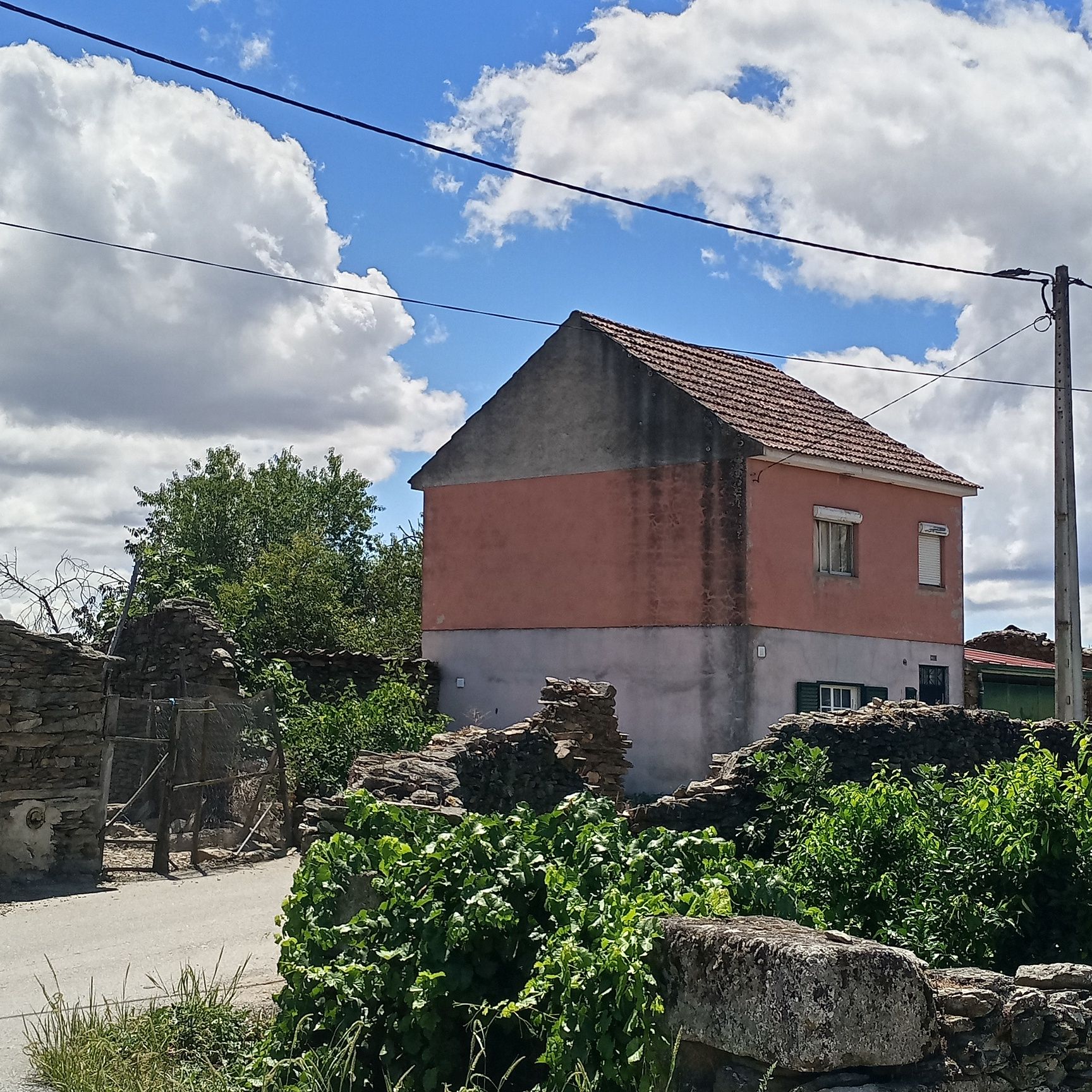 Moradia + garagem/ Douro/ tras-os-montes