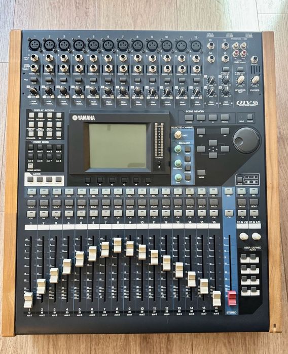 Mikser YAMAHA 01v96 VCM w idealnym stanie.