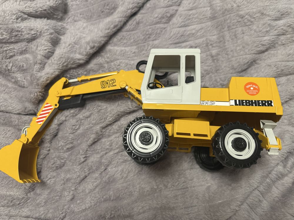 Продам іграшку екскаватор колісний Liebherr BRUDER
