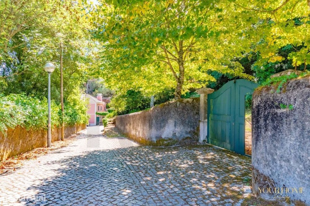 Sintra Terreno com vista desafogada e possibilidade de construção de u