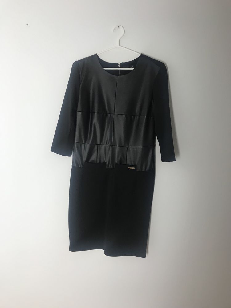 Elegancka czarna krótka sukienka z ozdobnymi aplikacjami by o la la…!