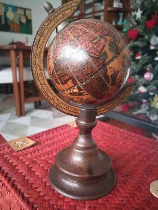 Globo em madeira