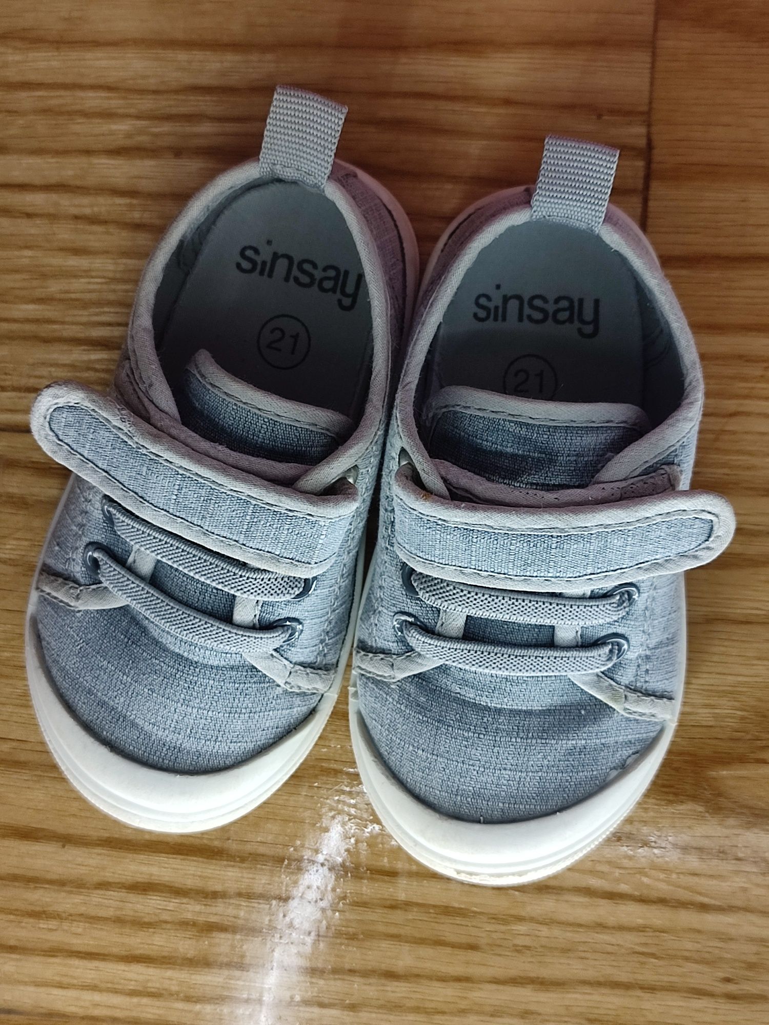 Взуття дитяче 21-22 кросівки