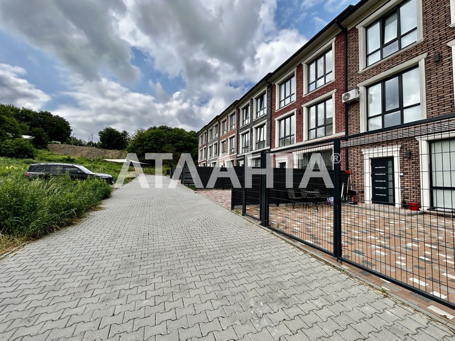 Танхаус зданий+ 2 гаражі з документами