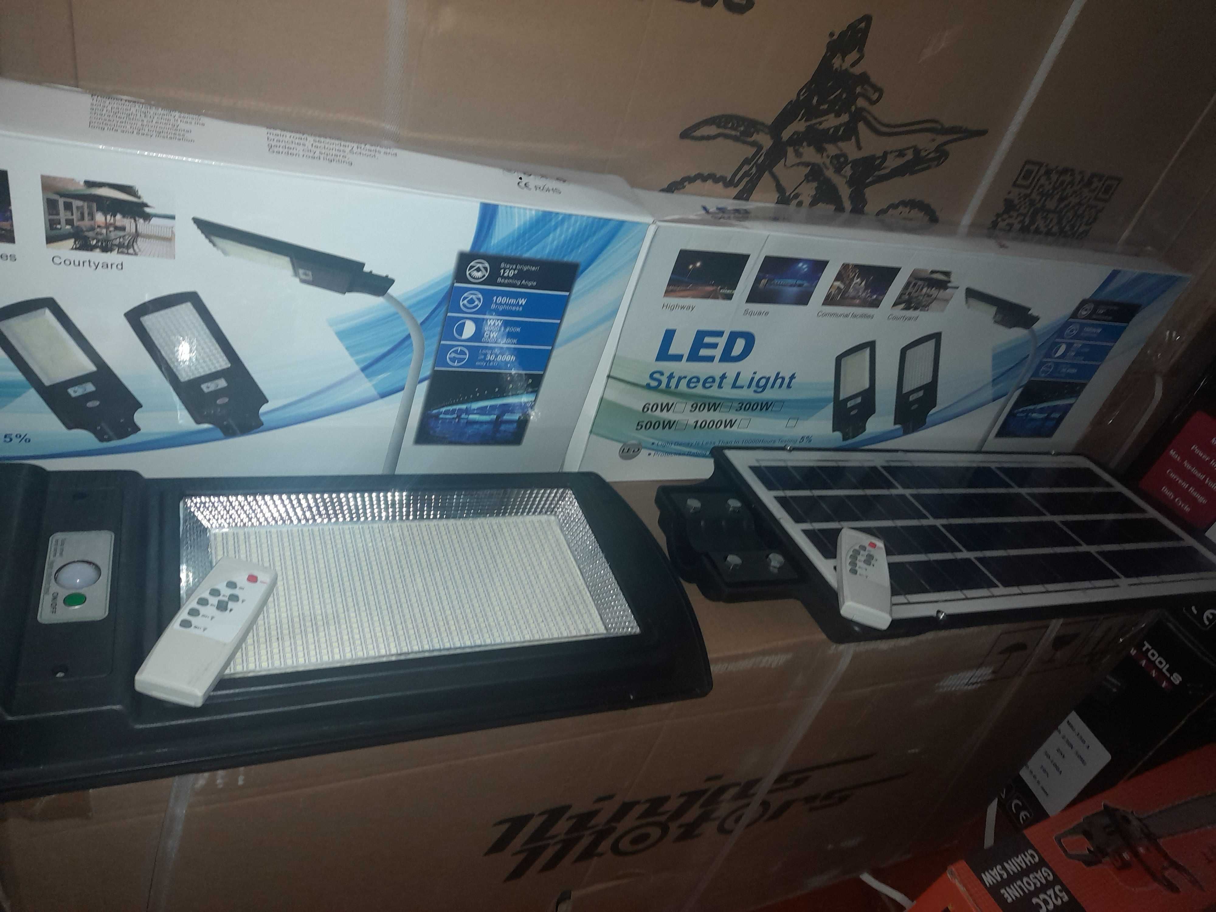 Holofote Led com bateria e painel solar