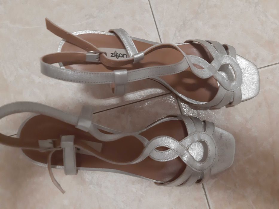 Vendo sandálias prateadas Zilian