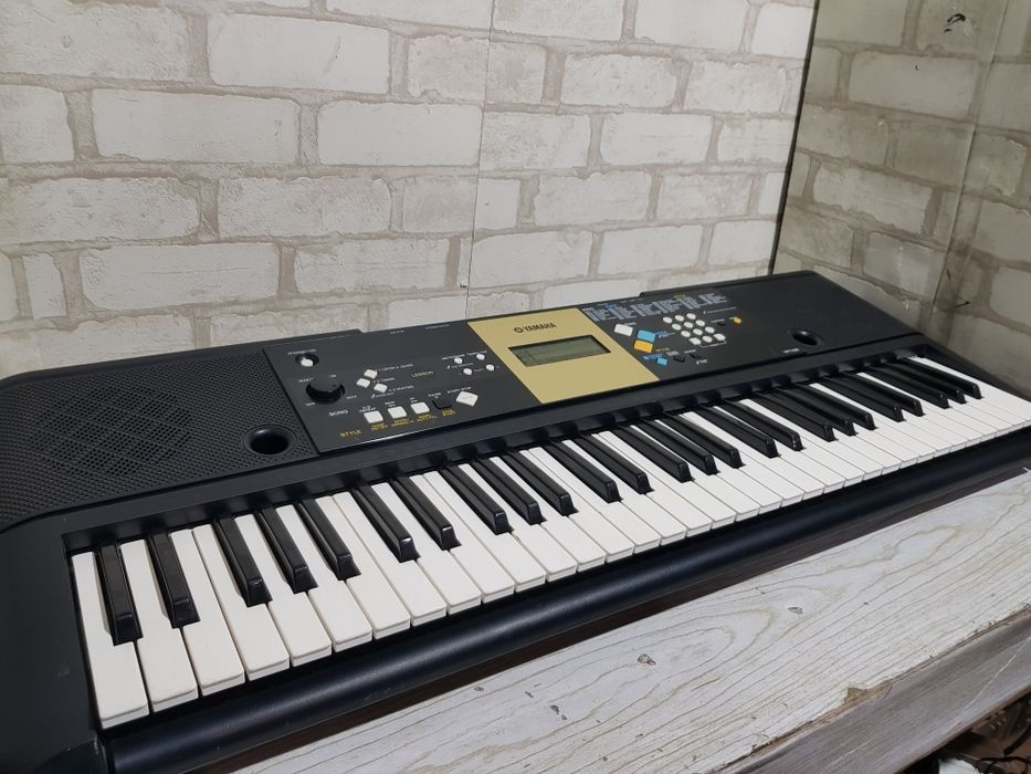 Синтезатор YAMAHA YPT-220/PSR 70 на 61 динамічну клавішу, б/у