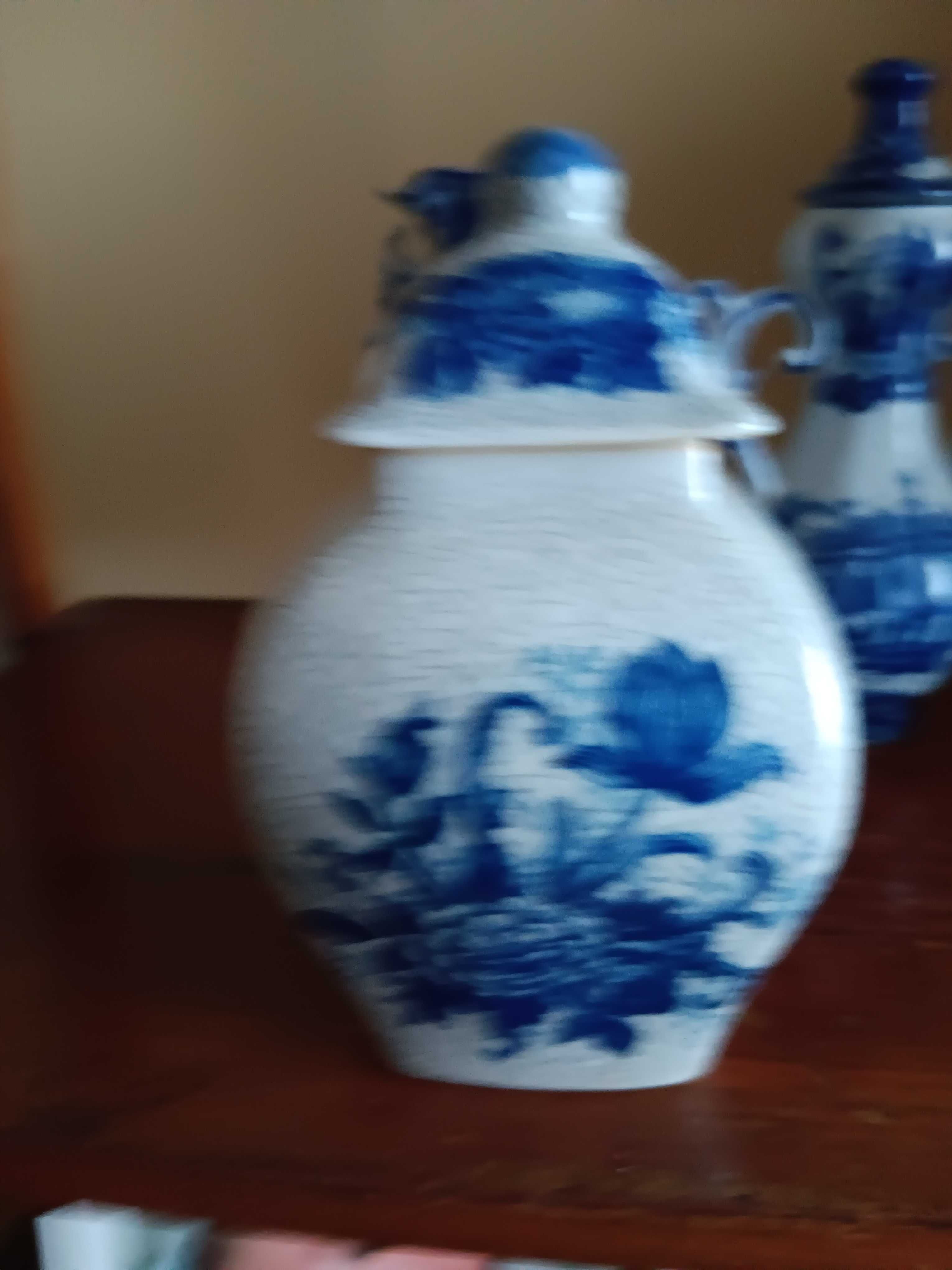Potes de porcelana antiga