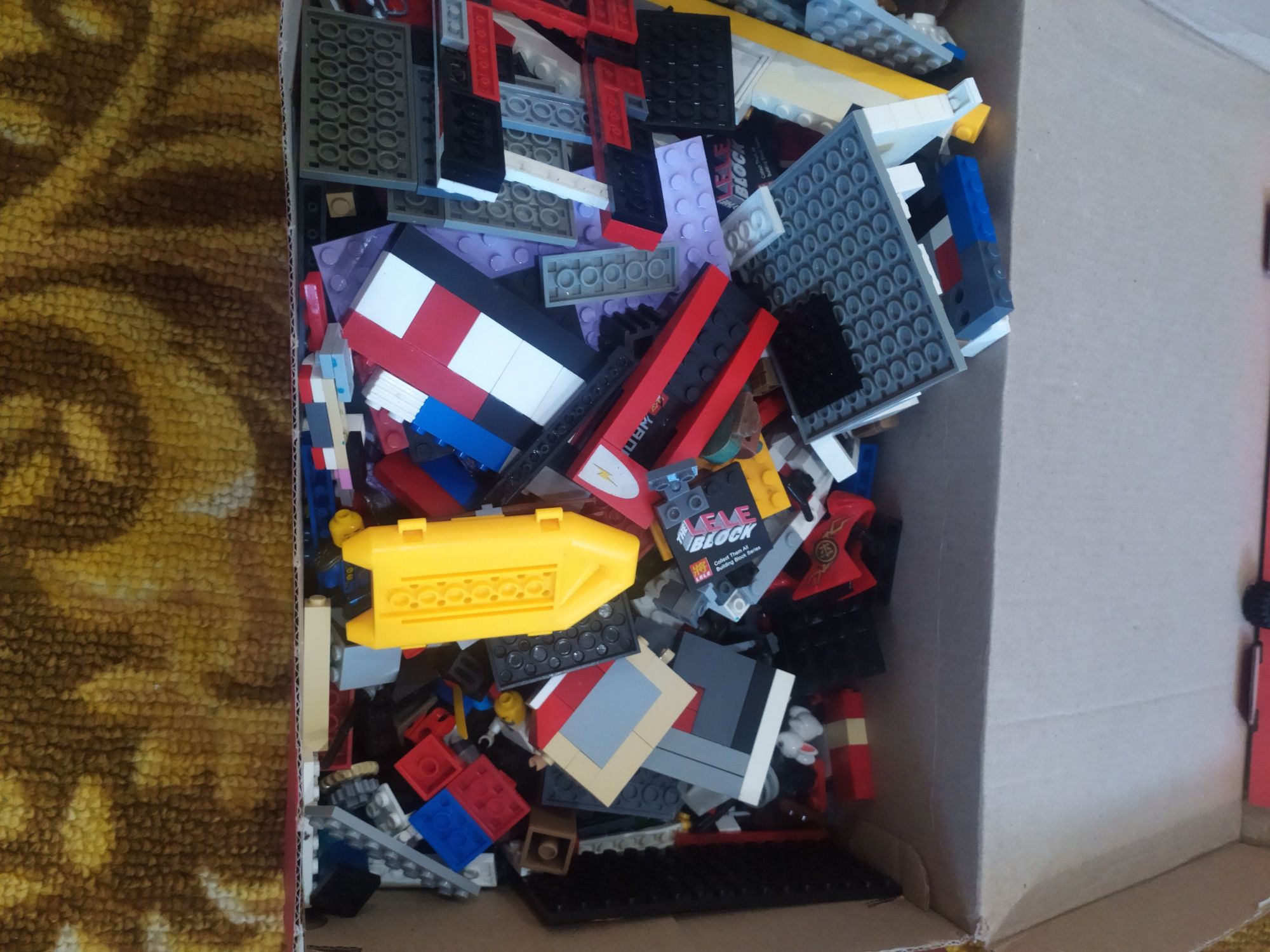 Огромное количество различных Лего конструкторов человечки