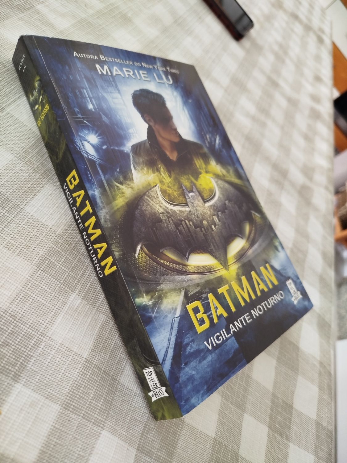 BATMAN vigilante noturno de Marie Lu
