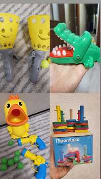 Іграшки для діток. Крокодил,качка,  пірамідка
