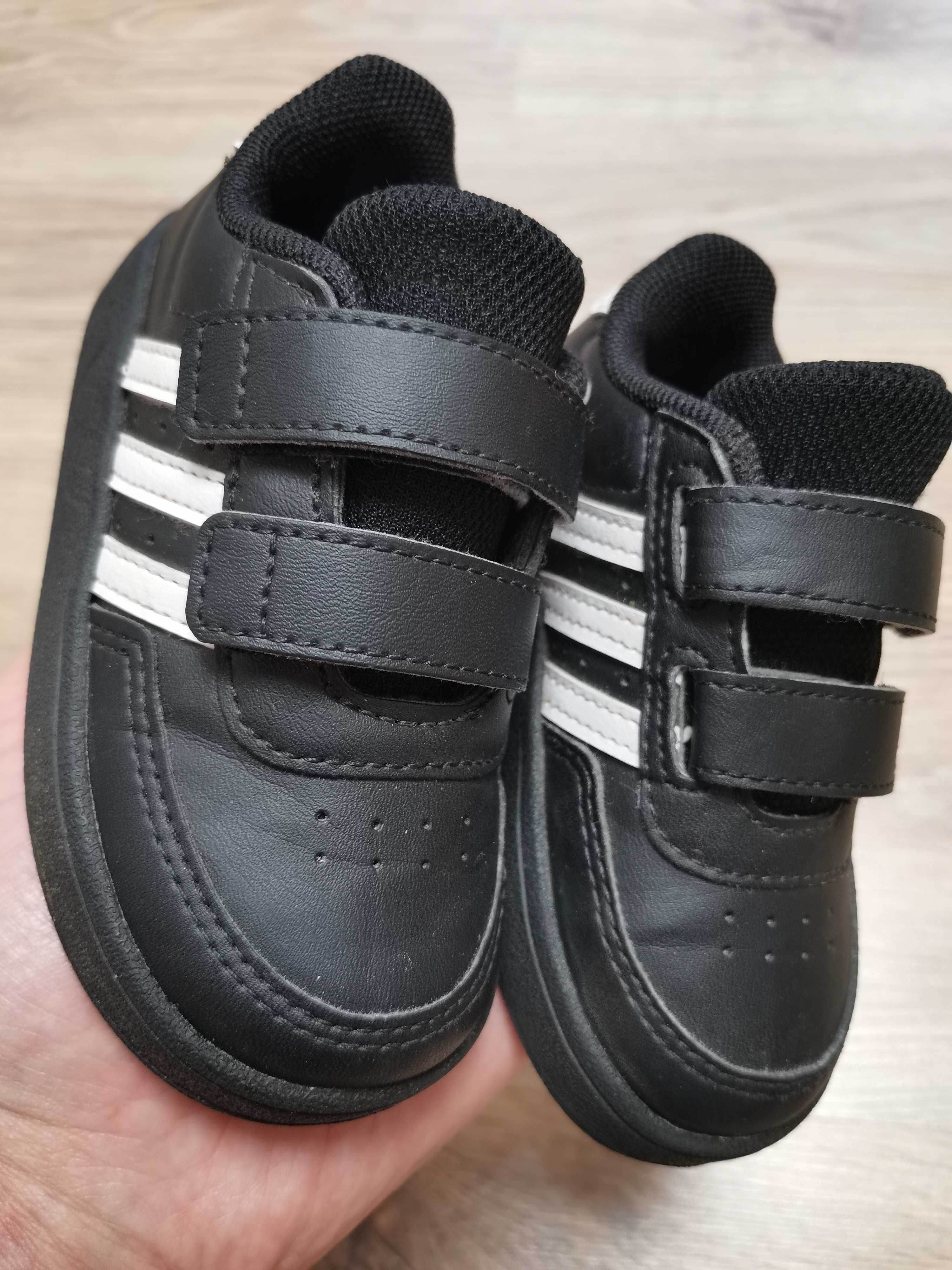 Продам кросівочки Adidas Breaknet Lifestyle Court 22 розміру.