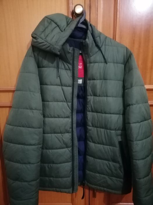 Casaco verde escuro com capuz impermeável e protetor de frio da Spring