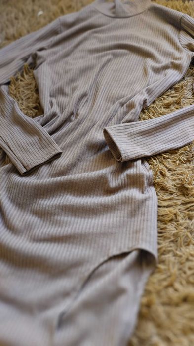 Силуетна сукня з вирізом