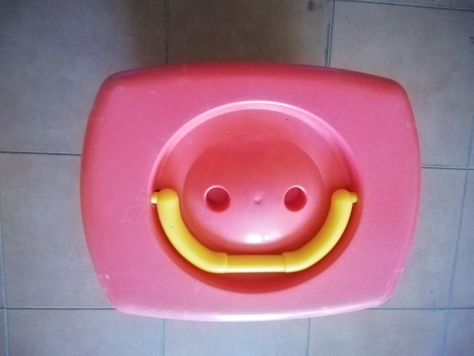 Balde cheio de peças tipo lego.