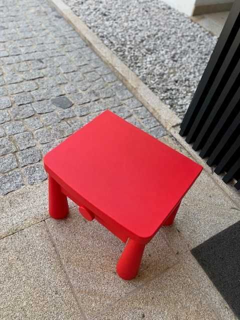 Mesa de Cabeceira IKEA para quarto de criança