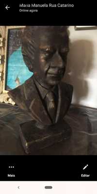 Busto e foto de Dr Francisco de Sá Carneiro
