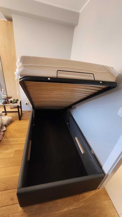 Łózko z wezgłwiem, skrzynią i materacem 200x90