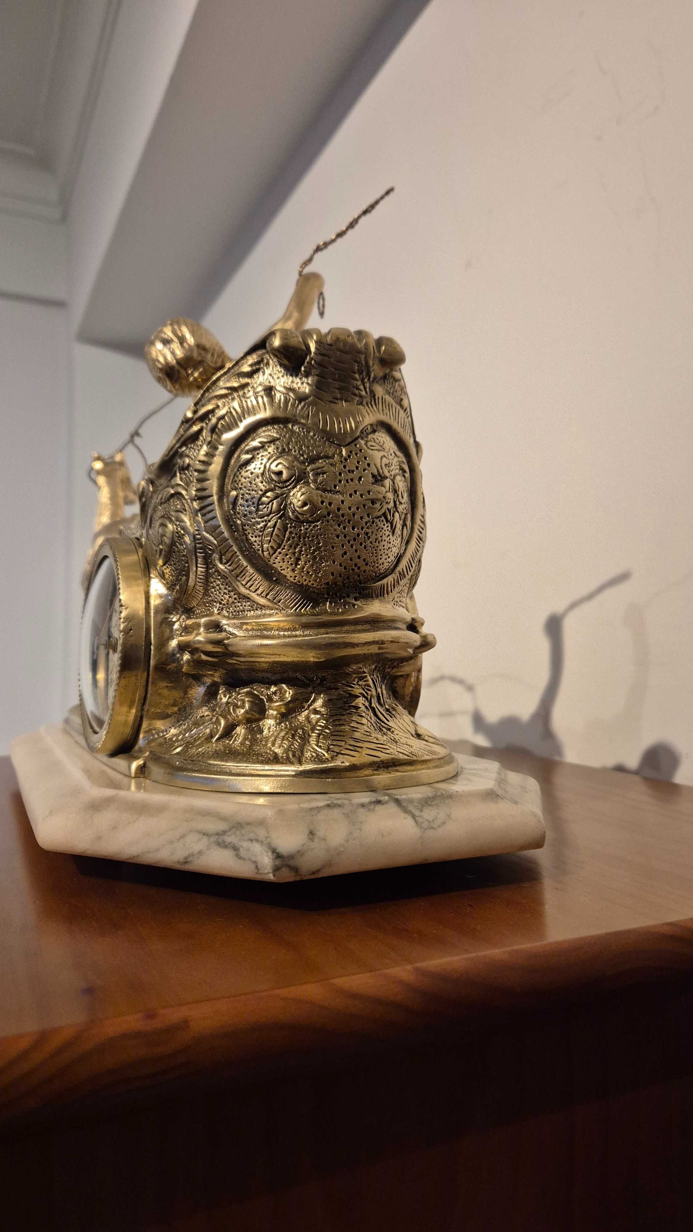 Relógio em bronze maciço assente em base mármore