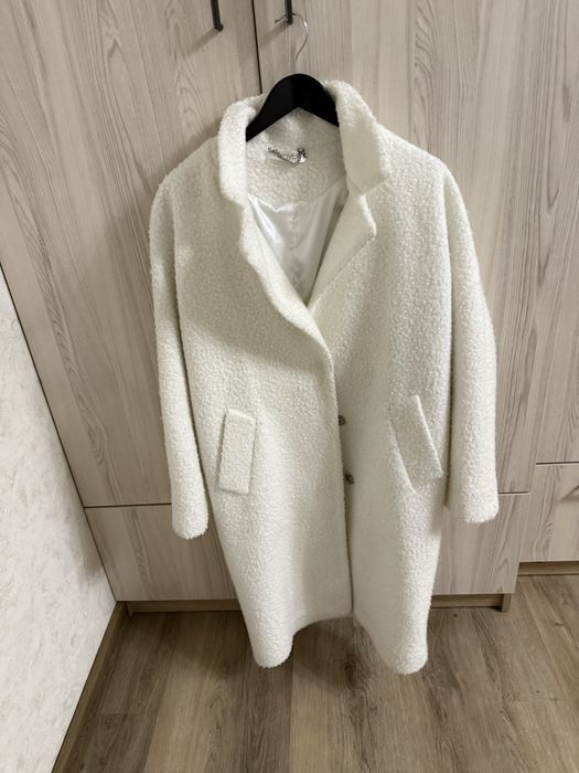 Біле пальто подовжене