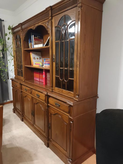 Mobília com mesa cadeiras e aparador