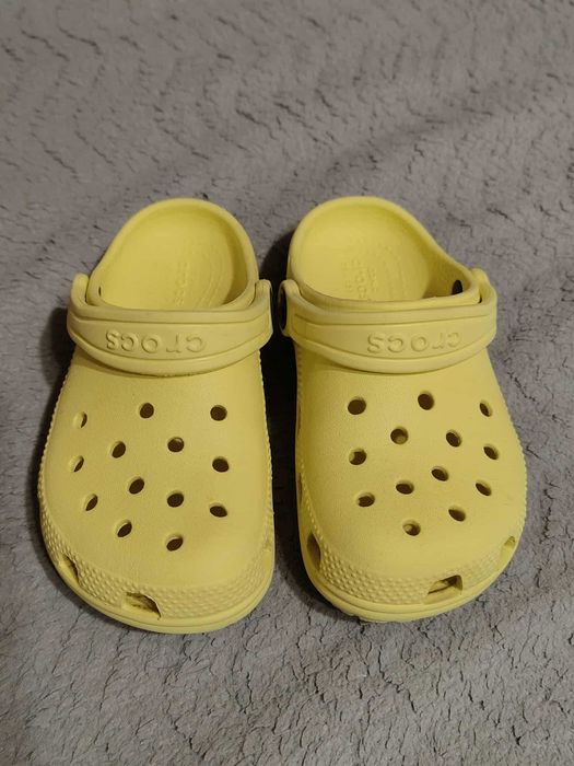 Dziecięce żółte klapki Crocs